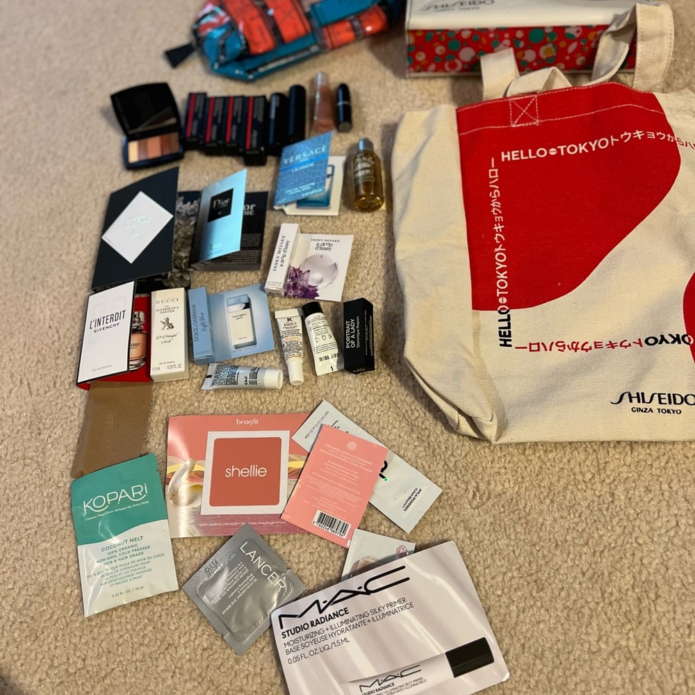 Shiseido Tote with Assorted Beauty Samples
